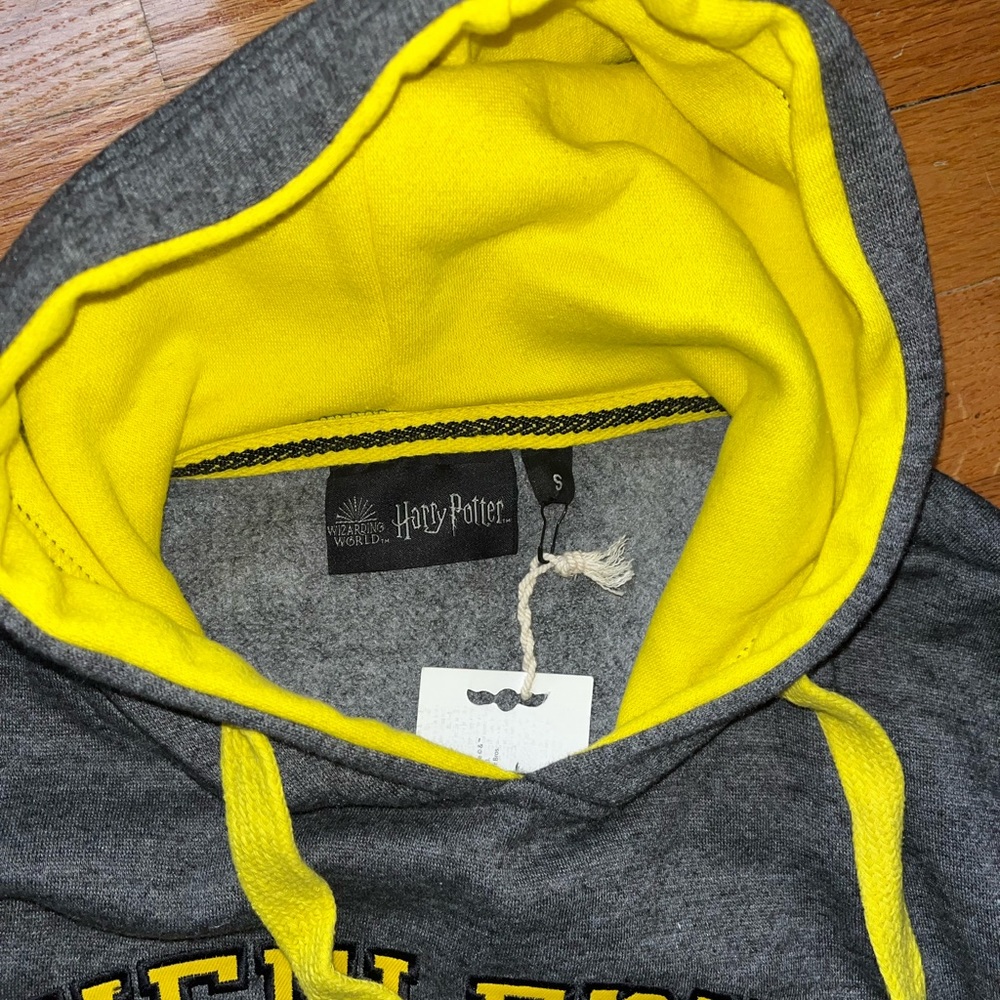 New with tags Harry Potter Hufflepuff Hoodie - Picture 4 of 7